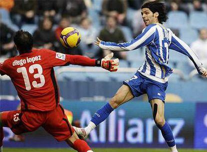 Lafita remata un balón ante Diego López en uno de sus goles.