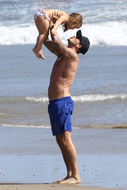 Después del fútbol, el deporte preferido de Beckham es levantar a Harper por los aires y jugar con ella a las orillas del mar.