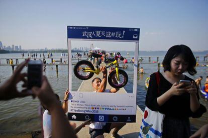 Usuarios de Instagram tomando fotos en el Lago Este en China.