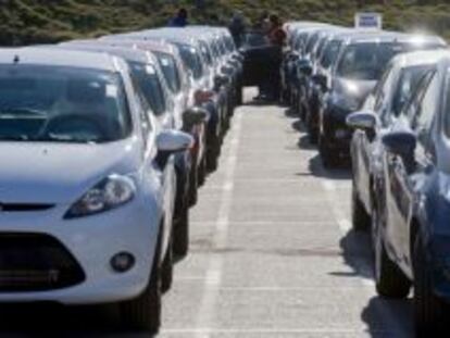 Varios operarios revisan coches Ford Fiesta en la factoría Ford de Almussafes.