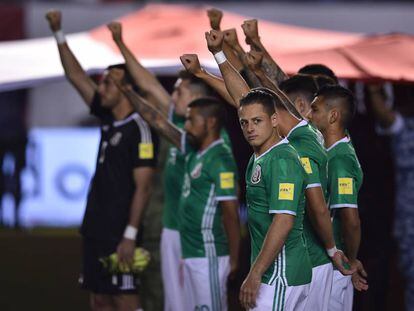 Chicharito durante un partido con la selección de México.