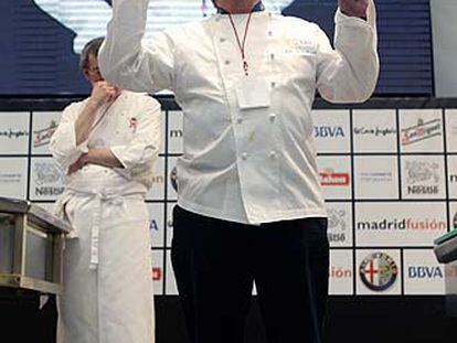 Juan Mari Arzak, durante su intervención en Madrid Fusión 2006; detrás, en la pantalla, su hija Elena.