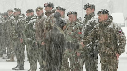 La ministra de Defensa española, Margarita Robles, visitaba este lunes a los militares españoles en la base de Adazi (Letonia).