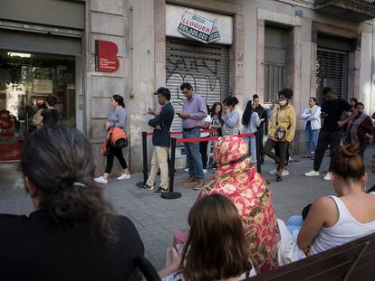 Cola ante la Oficina de Prestaciones Sociales del ayuntamiento de Barcelona, el pasado martes.