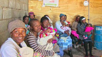 Un grupo de madres espera consulta en un centro médico financiado por Riders for Health en una aldea en la montaña donde. Sin la intervención de Riders, estas mujeres no podrían acceder a atención médica alguna.