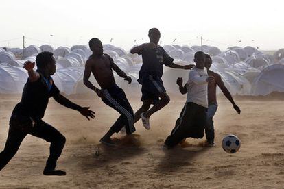 Partido de fútbol en el campamento de ACNUR en Ras El Jdir. Argelia 1 - 1 Ghana. El árbito, por supuesto, tunecino.