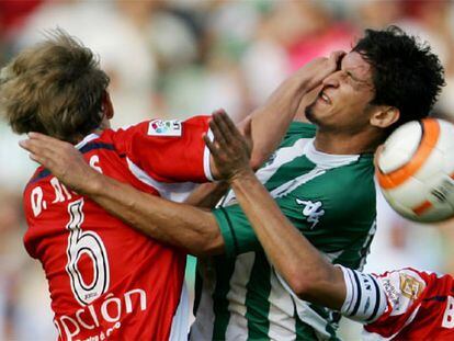 Diego Rivas golpea con el brazo a Edu.