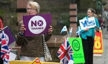 Partidarios a favor y en contra de la independencia escocesa en Edimburgo, el 18 de septiembre