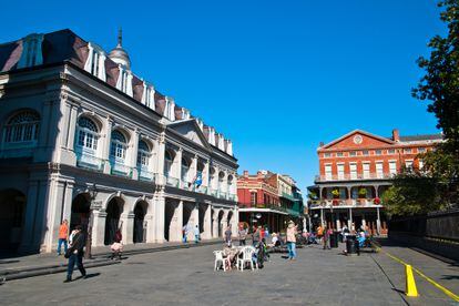 Jackson Square, la antigua plaza de Armas de Nueva Orleans, con el edificio del Cabildo a la izquierda, actual Museo Estatal de Luisiana. 