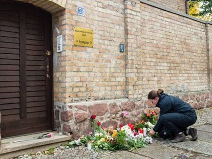 Flores y velas ante la sinagoga de Halle. En vídeo, las imágenes del ataque.