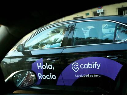 Un coche de Cabify visto a trav&eacute;s de la ventana de otro veh&iacute;culo en M&aacute;laga.