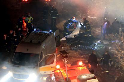 La colisión entre el tren de pasajeros y el tren de mercancías ha producido poco antes de la medianoche.  En la imagen, los bomberos tapan a una de las víctimas. 