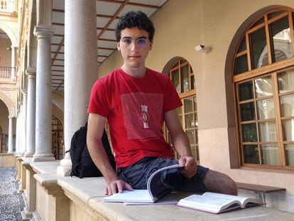 Ignacio Martínez Leandro, estudiante de latín, en la biblioteca Antonio Nebrija de la Universidad de Murcia.