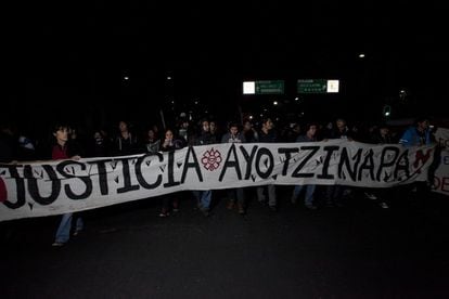 Las familias de los 43 estudiantes secuestrados en Guerrero se unen a la masiva manifestación convocada en la capital. Durante todo el día se han celebrado protestas en varias ciudades del mundo.