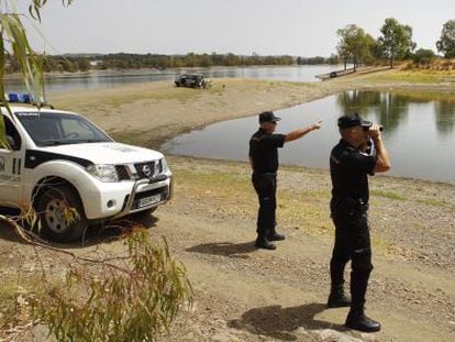 Agentes de la &#039;polic&iacute;a auton&oacute;mica&#039;, en una paraje natural de Sevilla.