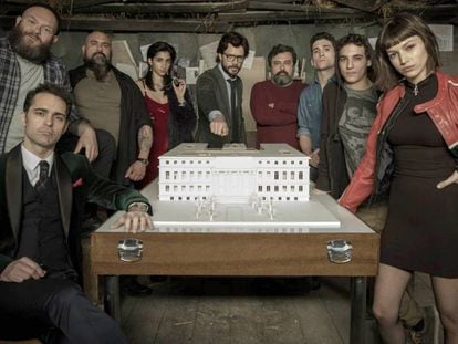 FOTO: Los protagonistas de 'La casa de papel', con Pedro Alonso abajo a la izquierda. / VÍDEO: Tráiler del último capítulo de la serie.