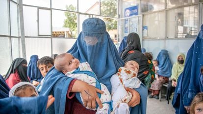 El 9 de julio de 2023, varias personas esperan a ser atendidas por el médico en el Hospital Provincial de Wardak, en el centro de Afganistán.