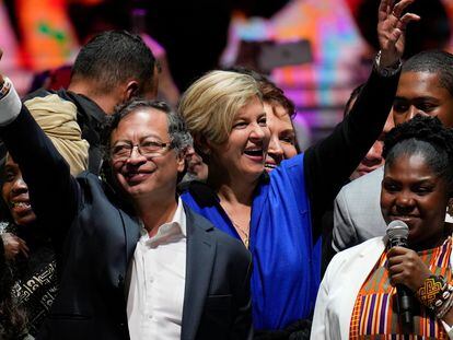 Gustavo Petro, acompañado de su esposa Verónica Alcocer y la vicepresidenta electa, Francia Márquez.