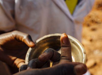 Esta imagen muestra el diminuto tamaño de las trazas de oro que se extraen de las minas. El Informe Transparencia de las Industrias Extractivas de 2017 de Camerún contabilizó 115 empresas dedicadas a la extracción de oro, el 95% de propiedad extranjera, principalmente de China, Corea del Sur, Grecia y Sudáfrica. El primer importador es Emiratos Árabes Unidos. 