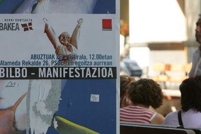 Un cartel de Batasuna en una calle de Bilbao convoca a la manifestación de hoy frente a la sede socialista.