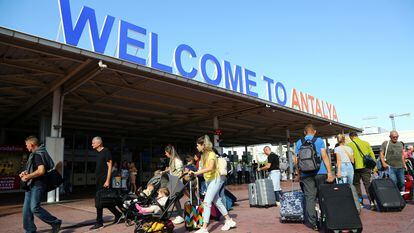 Viajeros, la mayoría procedentes de Rusia, a su llegada a la ciudad turca de Antalya, el 22 de septiembre.