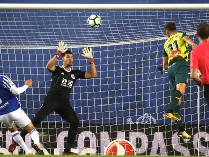 Baptist&atilde;o remata para marcar el gol el Espanyol.