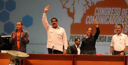 Nicol&aacute;s Maduro, en el centro con el brazo levantado, este lunes.