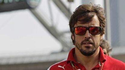 Alonso llega al paddock, en Singapur.