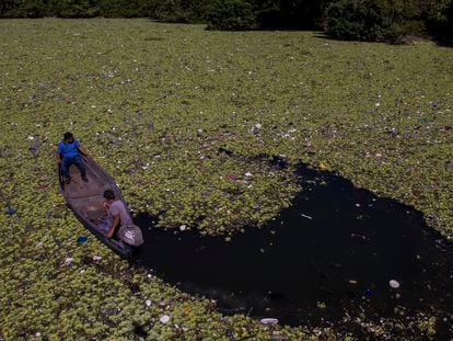 La acumulación de plástico en el embalse del Cerrón Grande, en Chalatenago, está generando crisis sanitaria en el municipio de Potonico. El Cerrón Grande es un lago artificial que alimenta la presa hidroeléctrica Cerrón Grande. Foto: Víctor Peña. 