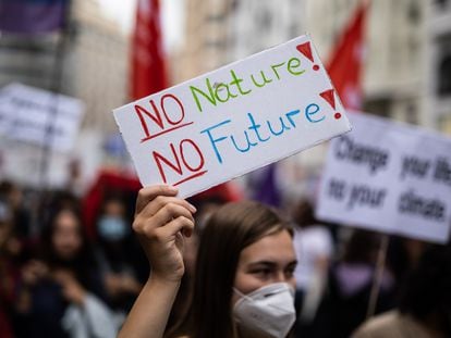 Una mujer muestra un cartel ('Sin naturaleza no hay futuro') en una manifestación convocada dentro de las acciones del Día Global por el Clima, el pasado 24 de septiembre en Madrid.