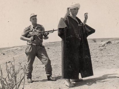 Reclutas jugando a la guerra delante de la cámara en Ifni (1959‐1967)