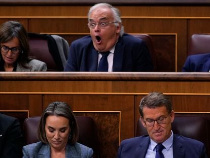 El eurodiputado del Partido Popular Esteban González Pons gesticula durante el discurso de investidura del candidato socialista Pedro Sánchez, este miércoles en el Congreso de los Diputados.