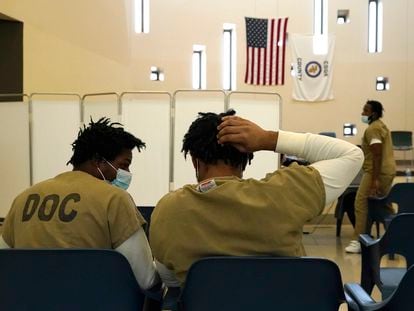 Reos en la cárcel del condado de Cook en Illinois esperan para emitir su voto, el 18 de febrero 2023.