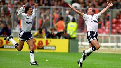 Gascoigne, a la derecha, celebra un gol seguido por Vinny Samways, en 1991.