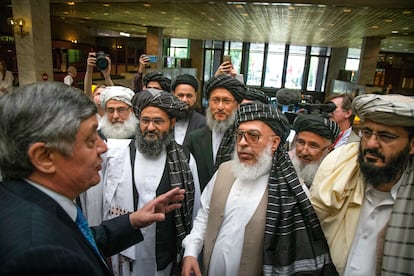 El líder político talibán Abdulghani Baradar (en el centro con gafas y barba blanca) habla con el enviado especial ruso para Afganistán, Zamir Kabulov, durante su visita a Moscú el pasado mes de mayo.