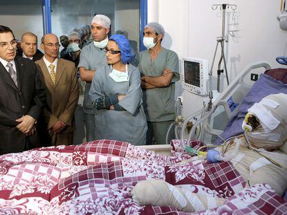 Ben Ali (izquierda de la imagen)  en el hospital donde agonizaba  el joven Mohamed Buazizi tras inmolarse a lo bonzo.