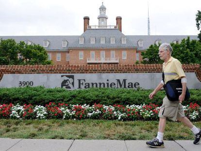 Un viandante comina frente de Fannie Mae 