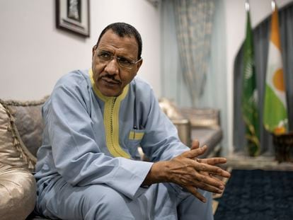 Mohamed Bazoum, presidente de la República de Níger, durante la entrevista realizada para El País en la residencia presidencial en Niamey el 26 de junio de 2021.