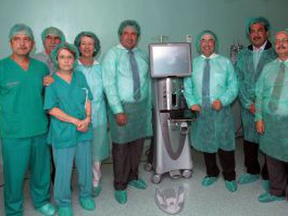 Luis Rosado, tercero por la derecha, estrenó el martes un nuevo aparato en el hospital General de Castellón.