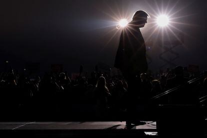 El presidente de Estados Unidos, Donald Trump, llega al escenario durante un mitin de campaña en Reno, Nevada (Estados Unidos), el 12 de septiembre de 2020.