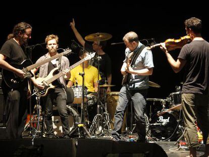 El grupo Secret Chiefs 3, ayer durante la prueba de sonido en el Jazzaldia de San Sebasti&aacute;n.