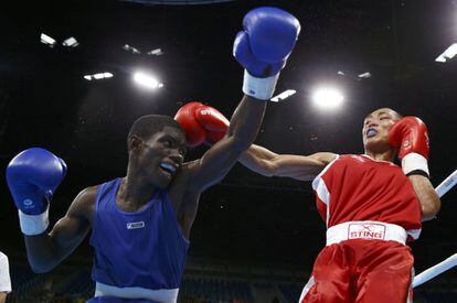 Rogen Ladon (Filipinas) y Yuberjen Martinez Rivas (Colombia) compiten en un torneo de boxeo, en Río de Janeiro.