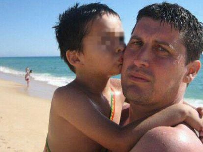 Emiliano Antonio Medina Mar&iacute;n, de 45 a&ntilde;os, sostiene en brazos a su hijo Hugo Medina Ferrer.