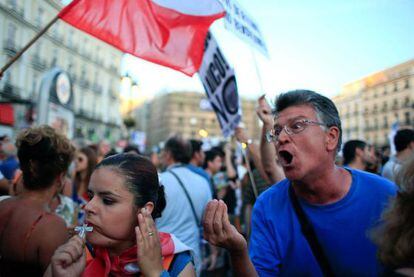 La marcha laica coincidió en la Puerta del Sol con jóvenes de la JMJ