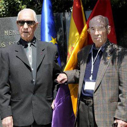 Dos miembros de las brigadas internacionales durante el homenaje a los exiliados españoles tras la Guerra Civil que lucharon contra la Alemania nazi y a los brigadistas internacionales que se ha celebrado hoy en Madrid.