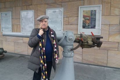 Ildefonso Arenas, con un cañón naval, a las puertas del Museo Marítimo de Estambul.