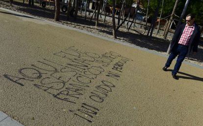 Pintada en Madrid Río en recuerdo del asesinado