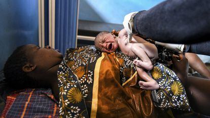 Un bebé recién nacido llora sobre el regazo de su madre en el Centro de Salud de Mauwa, en Chiradzulu (Malaui) en 2022.