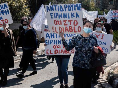 Protestas frente al edificio principal de la televisión pública de Chipre contra la canción elegida para representarles en Eurovisión, 'El diablo'.