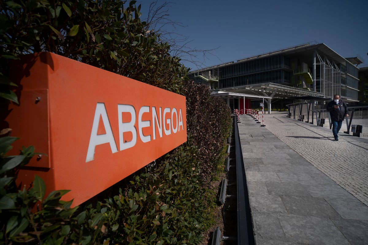 La Guardia Civil registra la sede central de Abengoa en Sevilla